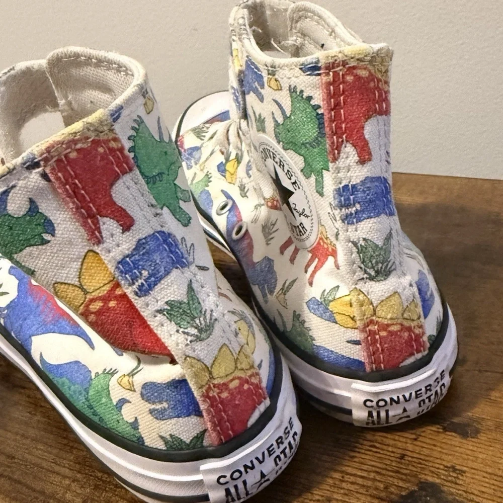 CONVERSE Chuck Taylor All Star YOUTH Dino Mid-Top SNEAKER size 2